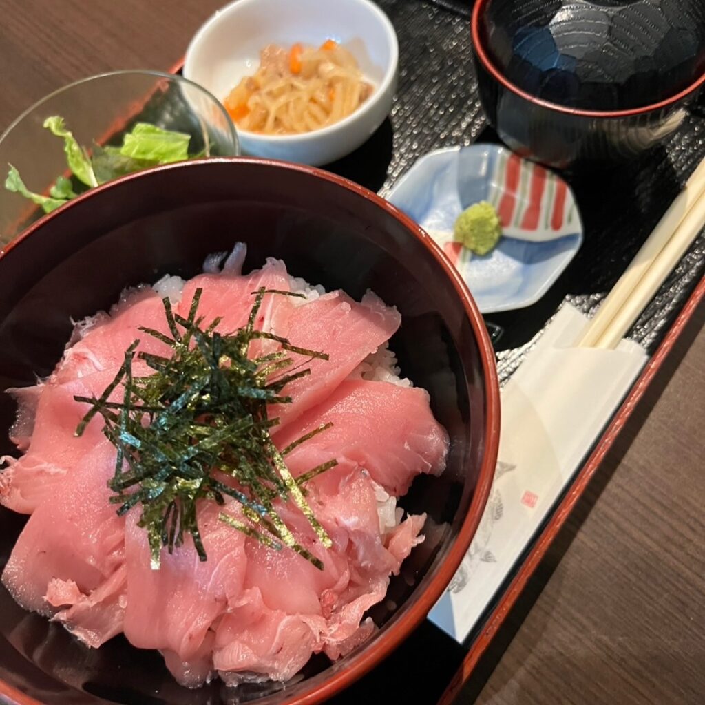 マグロ丼　まぐろ丼　まぐろ　マグロ　鮪　サラダ　小鉢