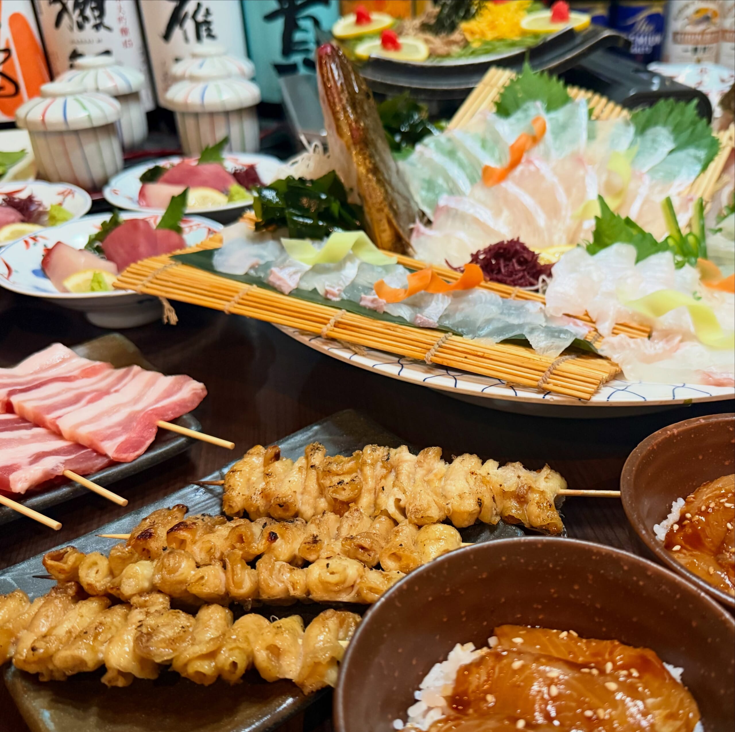 周南Dining ぜん 徳山駅前店（周南市・徳山駅前）の冬コース撮影｜刺身の舟盛り・焼き鳥・豚バラ串・漬け丼